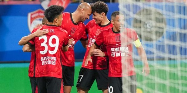 重庆铜梁龙、辽宁铁人领跑积分榜，今年中超，轮到申花海港玩“逆袭”？