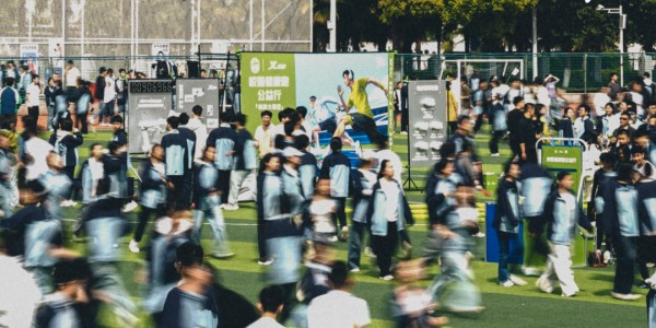 易胜博体育官方入口-让青少年跑得更专业，特步把赛道铺进校园